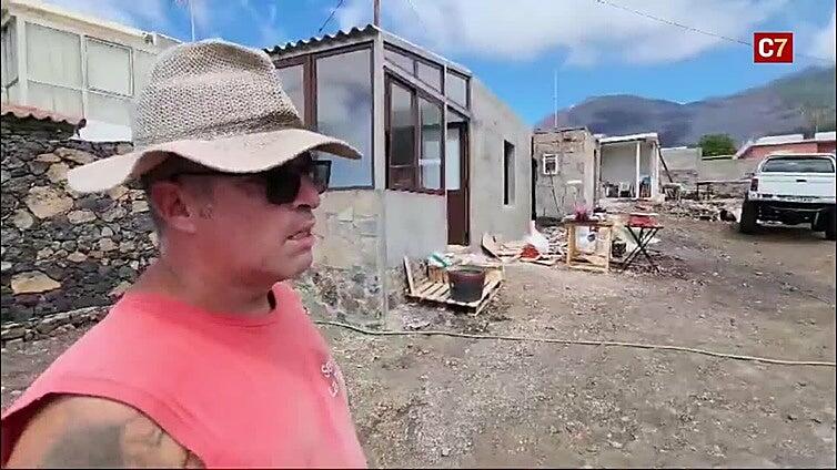 César Camacho reconstruye su casa a menos de un kilómetro de la que se llevó el volcán