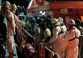 Canarias recibe 1.000 migrantes en 24 horas y se prepara para usar las carpas «ante lo que viene»