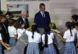 Felipe VI visita el Museo Elder para conocer la figura del ingeniero Agustín de Betancourt de la mano de 100 escolares