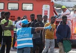 Más de 2.600 migrantes han llegado a las costas canarias esta semana, entre ellos 416 menores