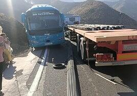 Reabre al tráfico la GC-2 tras el choque entre una guagua y un camión