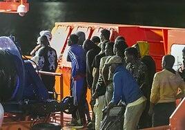 Rescatan en Marruecos una embarcación con 53 adultos y un menor que iba hacia Canarias