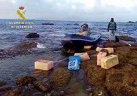 Un juez procesa a una turba de contrabandistas que apedreó a dos agentes en el Estrecho