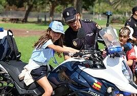 Unos 800 alumnos de Primaria de Gran Canaria conocen las distintas unidades de la Policía Nacional