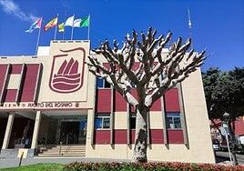 El drago enfermo de la fachada del Ayuntamiento se sustituirá por dos nuevos