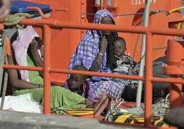 Dos menores, entre las 48 personas rescatadas en aguas cercanas a El Hierro