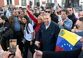 La Puerta del Sol vuelve a llenarse para protestar contra Maduro junto a Edmundo González