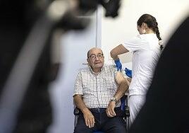 Sanidad descarta una vacunación masiva contra la gripe y la covid y la centra en los grupos de riesgo