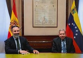 Abascal se reúne con Edmundo González en el Congreso para respaldar su figura de «presidente electo»