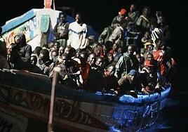 Un viaje en cayuco: sin chalecos salvavidas suficientes, sin agua y con las olas entrando en la embarcación