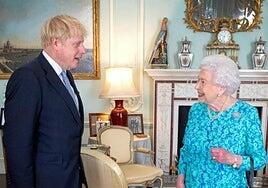 Boris Johnson afirma que Isabel II murió por cáncer de huesos
