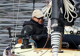 El rey Juan Carlos capea el temporal de sus fotografías con Bárbara Rey a bordo del Bribón