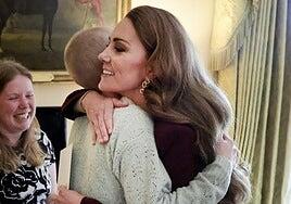 El emotivo abrazo de Kate Middleton a la joven fotógrafa Liz Hatton