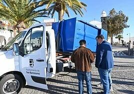 San Bartolomé cierra la compra de dos camiones para recoger basura