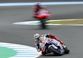 Bagnaia gana el sprint de Japón tras la caída de Acosta