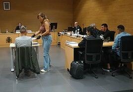 «Son esos dos los que acuchillaron y quitaron la vida a mi hermano», dijo señalando a los acusados