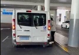 Quejas por la eliminación de taxis con más capacidad de la parada principal del aeropuerto