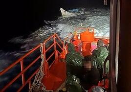 Rescatan dos pateras con unos 106 migrantes a bordo en aguas próximas a Canarias