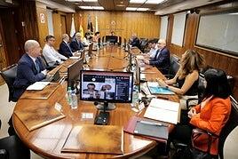 El Puerto reconoce una «lentitud» que choca con la agilidad que requieren las empresas