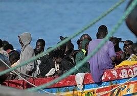 Cerca de 300 migrantes, entre ellos 17 menores, arriban a Canarias en las últimas horas