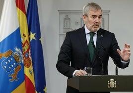 Clavijo arranca a Sánchez la gratuidad de las guaguas también para el año 2025