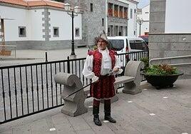 El Cabrón, desdentado, ahora sí admira Tunte