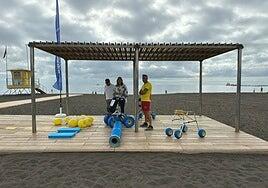 Telde dota sus playas de material para facilitar la accesibilidad al baño