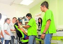 Educación «flexibiliza» las horas en empresa de los proyectos piloto de la FP Dual