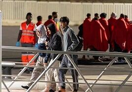 Llegan casi 200 migrantes a Canarias a bordo de cuatro pateras, entre ellos un bebé y un niño