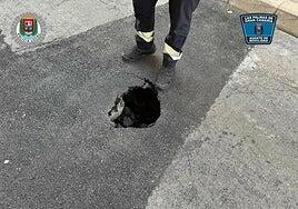 Un socavón en la calzada obliga a cerrar un tramo de la calle Uruguay