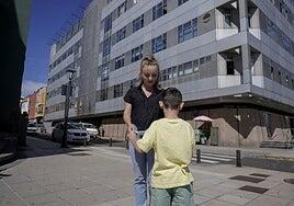 La lucha de una madre por una enseñanza ordinaria para su hijo