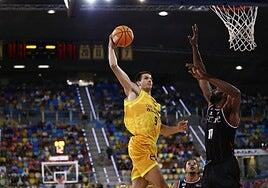 El Dreamland Gran Canaria reacciona a tiempo y vuelve a sonreír en el Arena (80-67)