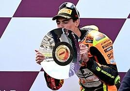 Fermín Aldeguer gana una batalla salvaje a Arón Canet