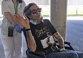Mario Vaquerizo sale del hospital en silla de ruedas y con collarín