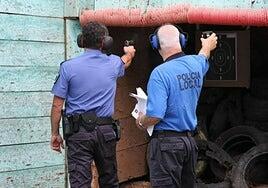 El retraso en las prácticas de tiro impide a 14 policías recuperar el arma para poder patrullar