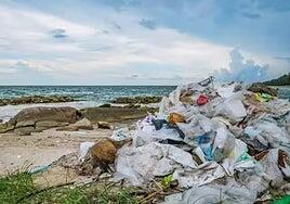 Los culpables de que tanta basura de las playas acabe en el océano no son los turistas, somos todos