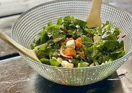 La receta de una ensalada ideal para el otoño: calabaza, espinacas y queso