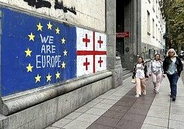 Georgia acude a las urnas para decidir entre seguir acercándose a Moscú o regresar el regazo europeo