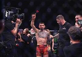 Topuria sigue siendo el rey de la UFC tras destrozar a Holloway