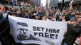 Miles de manifestantes piden en Londres la liberación del ultra Tommy Robinson
