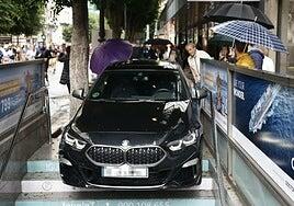 Un conductor ebrio confunde la entrada del metro con un garaje en Valencia