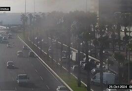 La colisión entre dos coches provoca importantes retenciones en la Avenida Marítima, sentido sur