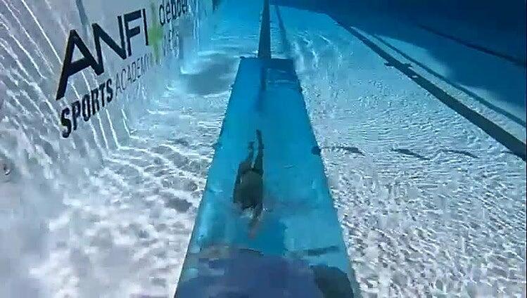 Piscina pionera con espejo del Grupo Anfi