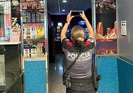 Pillan a un menor de 15 años en un local de apuestas de Ingenio en horario escolar