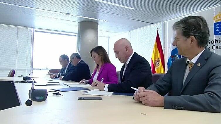 Nieves Lady Barreto firma el acuerdo con los colegios de abogados para la subida de los baremos del turno de oficio