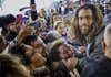 Can Yaman: «Si es necesario, trabajamos 18 horas sin dormir»