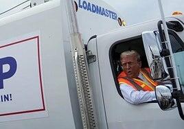 Trump llega a un mitin en un camión de la basura para mofarse de Biden