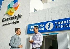 La oficina de turismo de Corralejo reabre sus puertas tras las obras