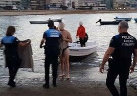 Se tira por detrás de La Barra para escapar de la Policía