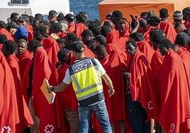 Lanzarote y El Hierro reciben 841 migrantes en trece embarcaciones